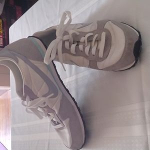 Women's Nike tennis shoes